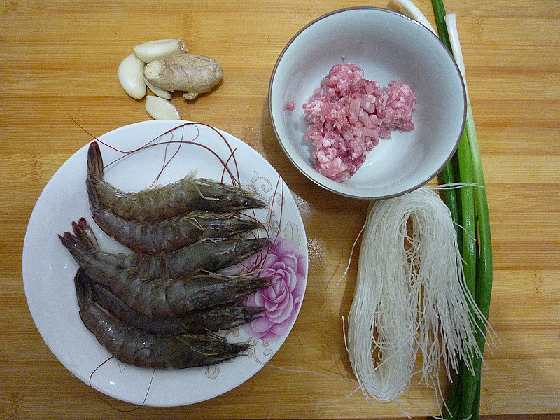 Steps for Making Shrimp and Vermicelli Clay Pot