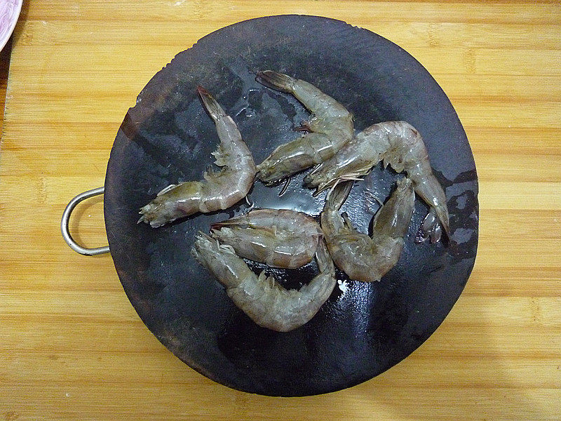 Steps for Making Shrimp and Vermicelli Clay Pot