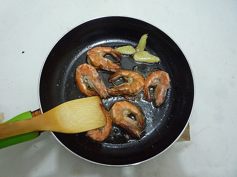 Steps for Making Shrimp and Vermicelli Clay Pot