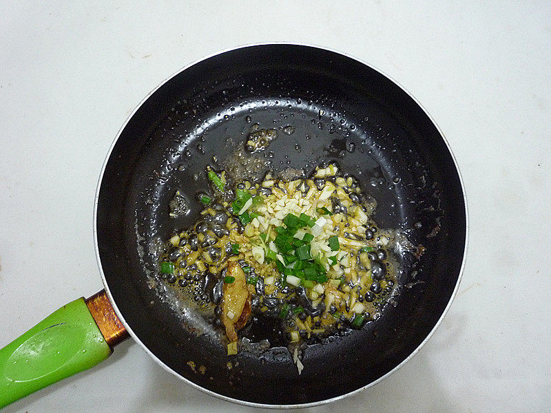 Steps for Making Shrimp and Vermicelli Clay Pot