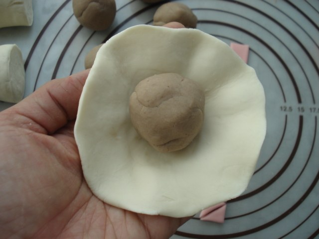 Steps for Making Piggy Chestnut Bun