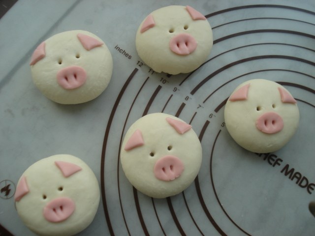 Steps for Making Piggy Chestnut Bun