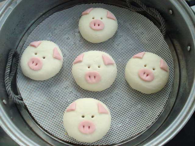 Steps for Making Piggy Chestnut Bun