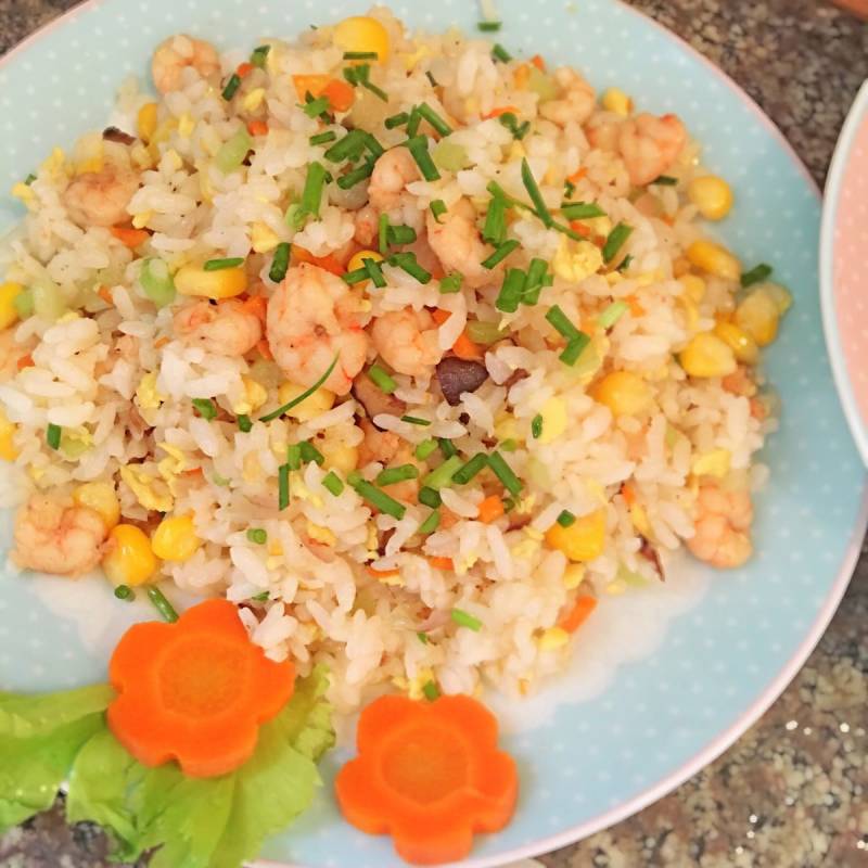 Steps for Making Shrimp and Colorful Fried Rice