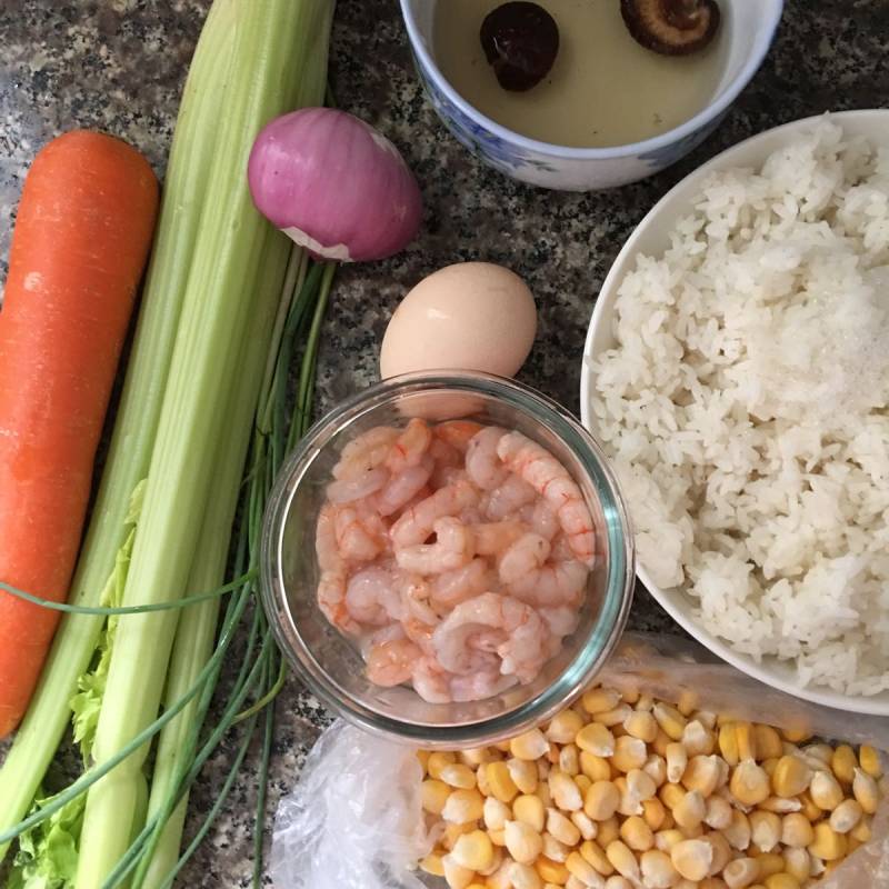 Steps for Making Shrimp and Colorful Fried Rice