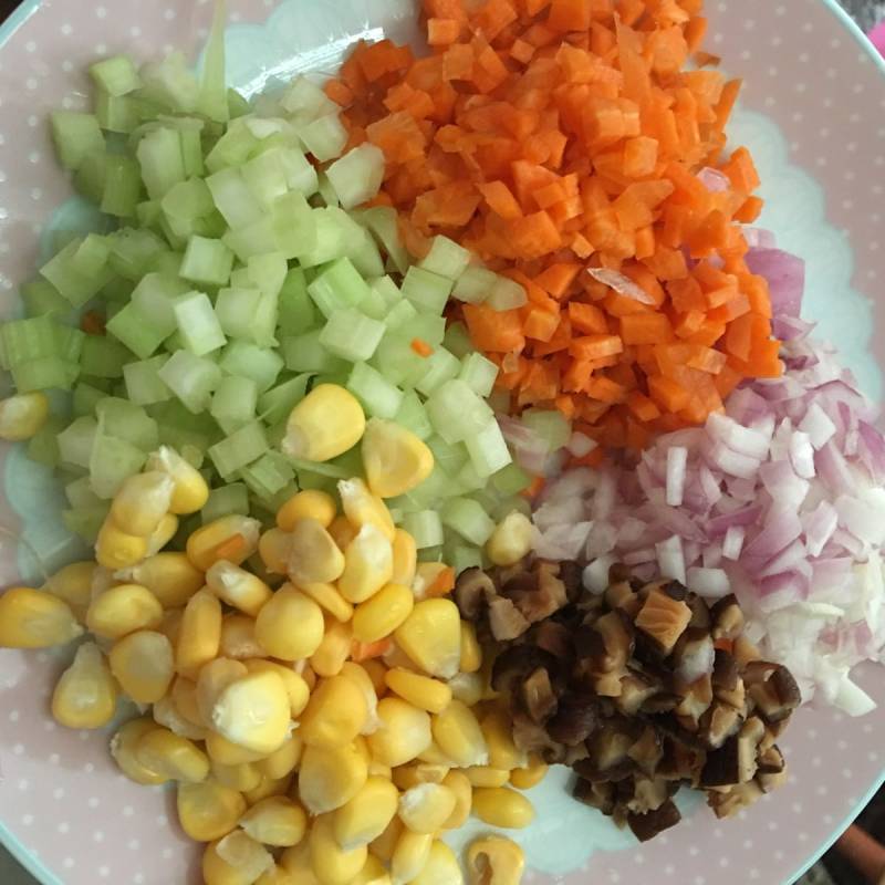 Steps for Making Shrimp and Colorful Fried Rice