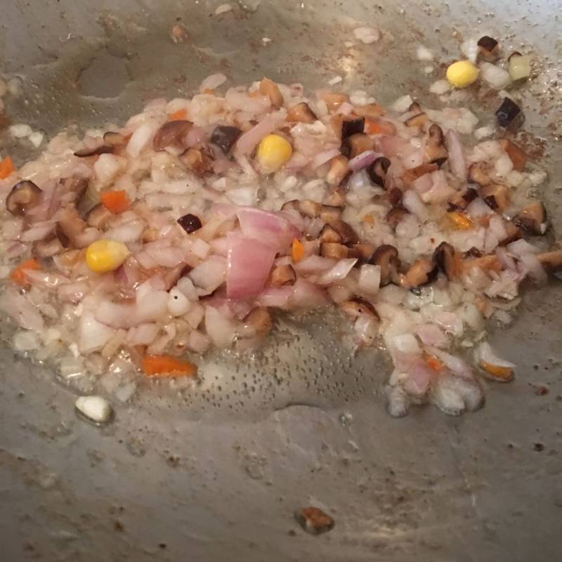 Steps for Making Shrimp and Colorful Fried Rice