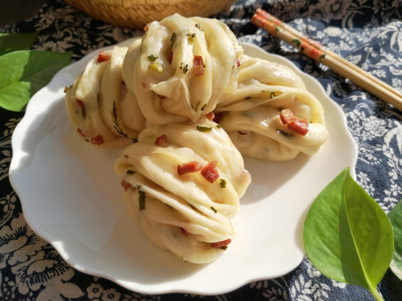 How to Make Beef and Scallion Rolls