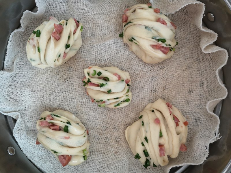 Step-by-Step Instructions for Making Beef and Scallion Rolls