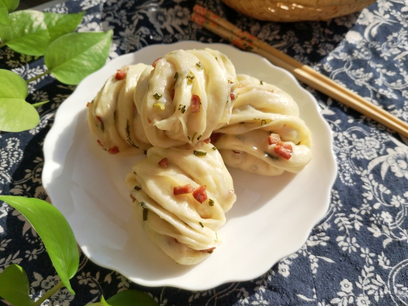 Step-by-Step Instructions for Making Beef and Scallion Rolls