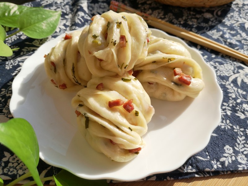 Step-by-Step Instructions for Making Beef and Scallion Rolls