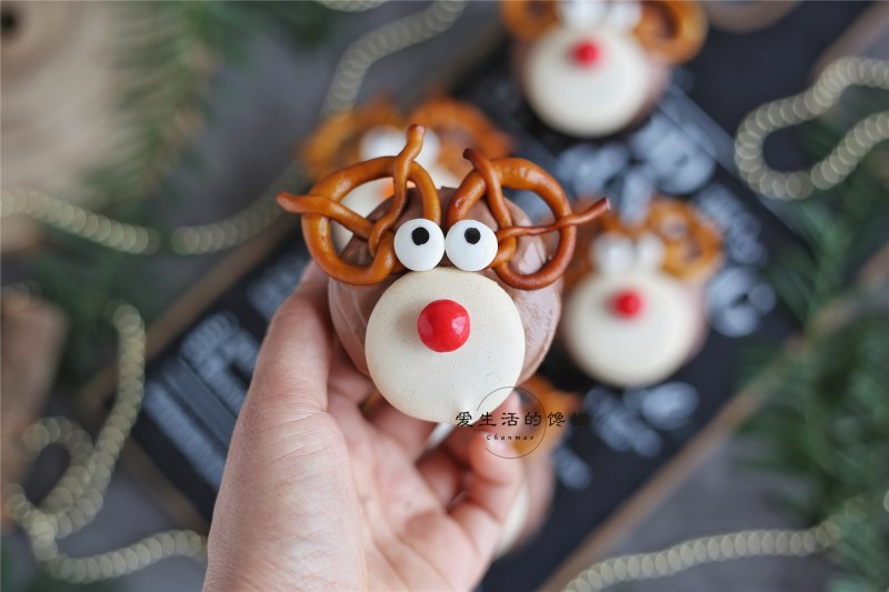 Steps for Making Christmas Reindeer Cupcake