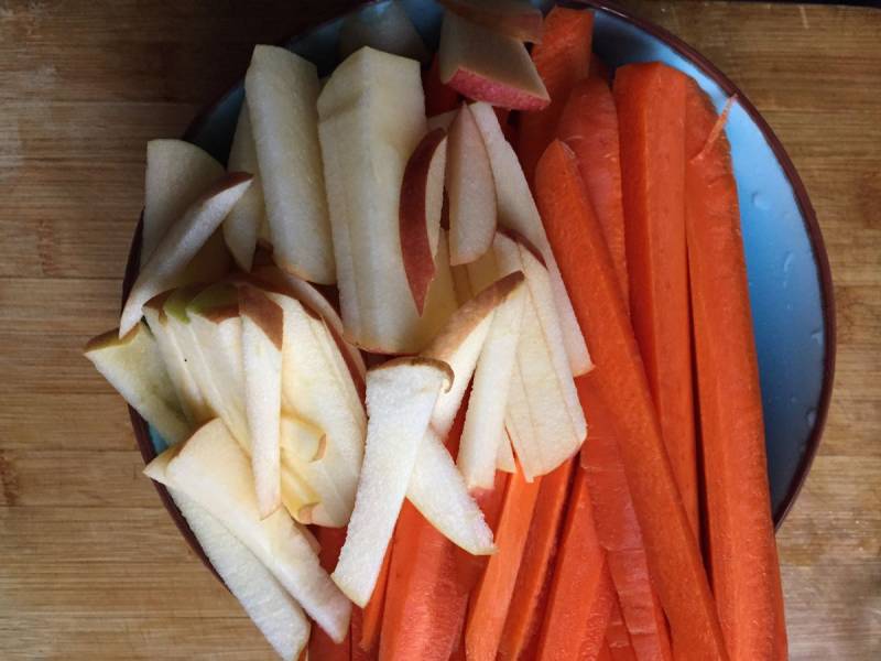 Steps to Make Freshly Squeezed Carrot Apple Juice