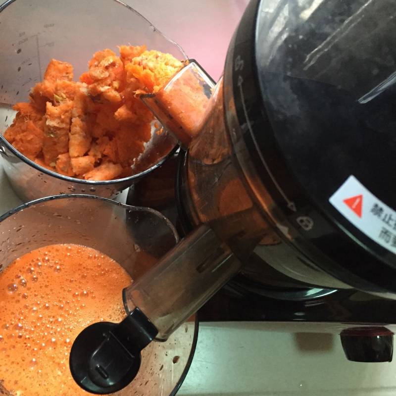 Steps to Make Freshly Squeezed Carrot Apple Juice