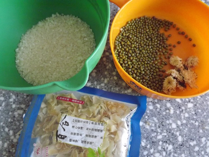 Steps for Cooking Green Bean, Lily and Chrysanthemum Porridge