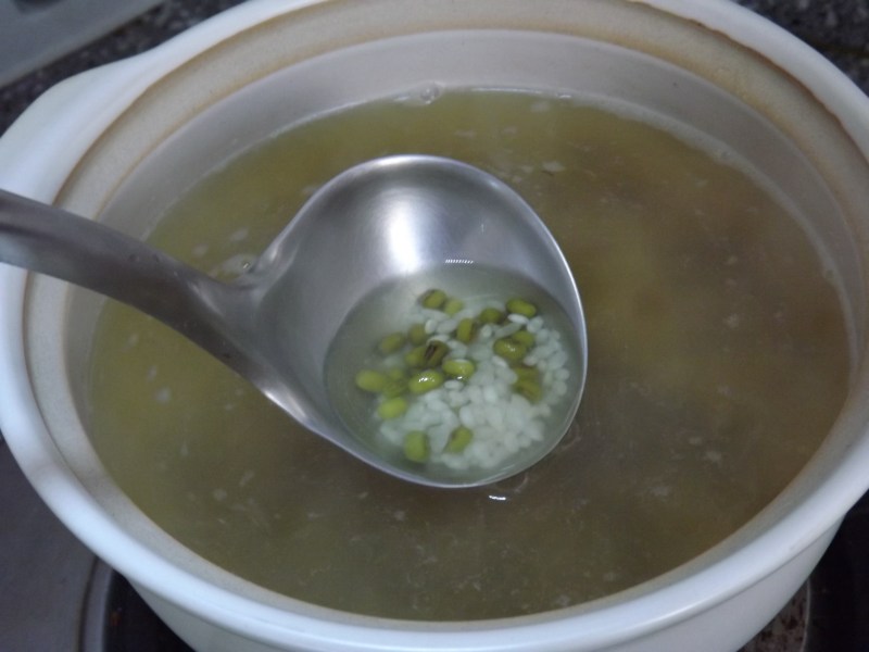 Steps for Cooking Green Bean, Lily and Chrysanthemum Porridge