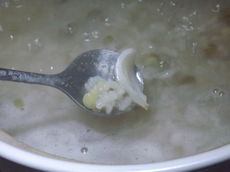 Steps for Cooking Green Bean, Lily and Chrysanthemum Porridge