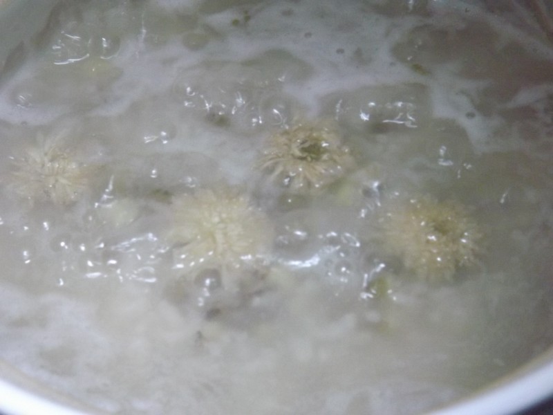 Steps for Cooking Green Bean, Lily and Chrysanthemum Porridge