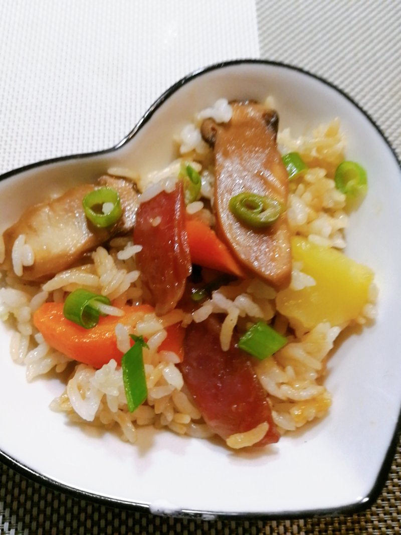 Steps for Cooking Matsutake Sausage Claypot Rice