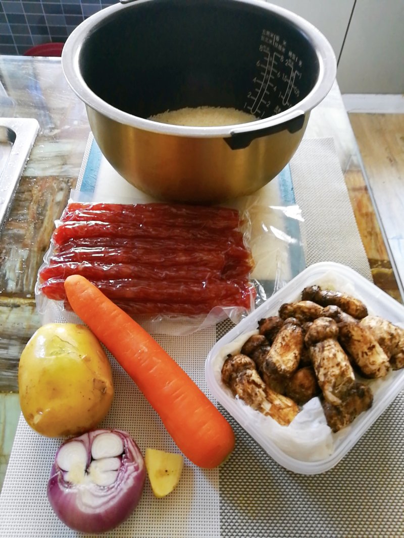 Steps for Cooking Matsutake Sausage Claypot Rice