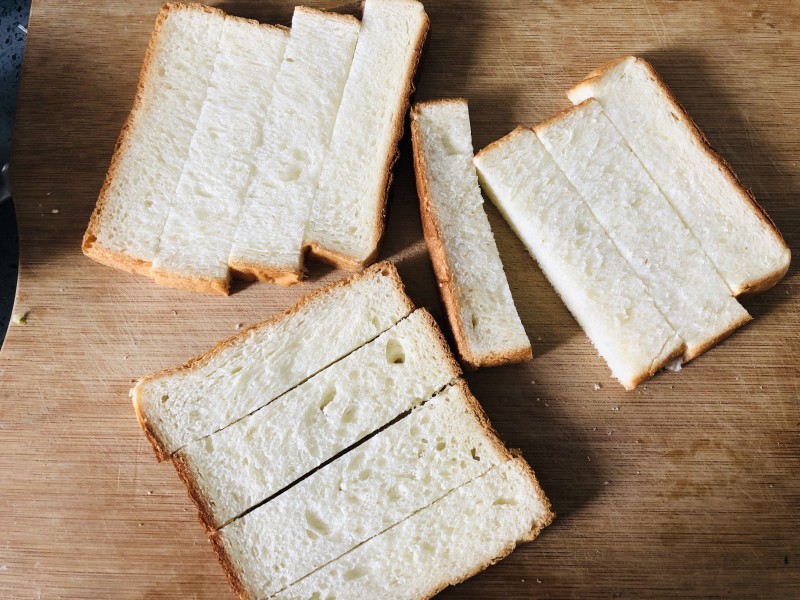 Detailed Steps to Make Garlic Breadsticks Like a Bakery in Just a Few Simple Steps