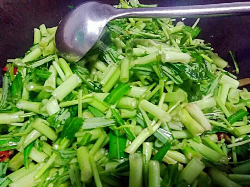 Steps for making Pickled Bean Stir-Fried Water Spinach