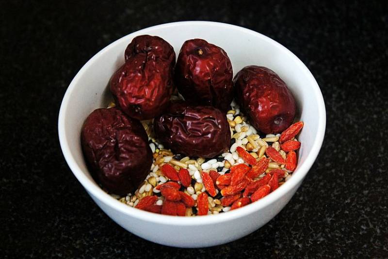 Steps for Making Red Date and Goji Berry Mixed Grain Soup