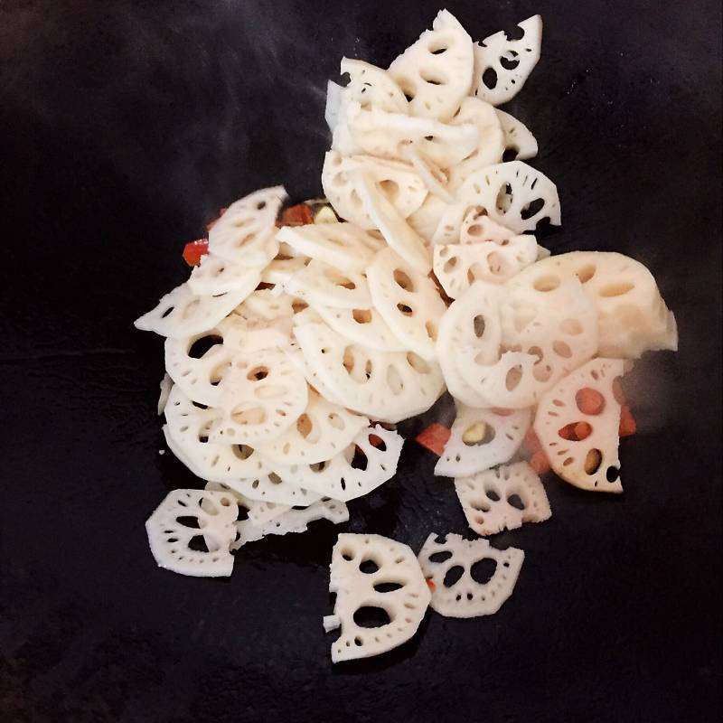 Detailed Steps for Making Crispy and Refreshing Lotus Root Slices