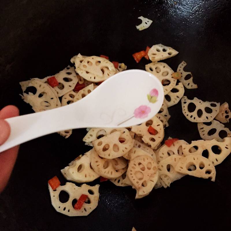 Detailed Steps for Making Crispy and Refreshing Lotus Root Slices