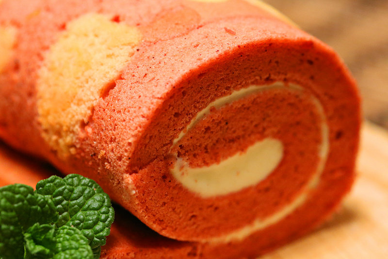 Detailed Steps for Making Warm and Sweet - Red Yeast Love Cake Roll