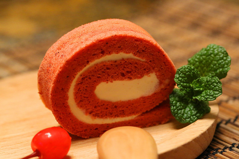 Detailed Steps for Making Warm and Sweet - Red Yeast Love Cake Roll