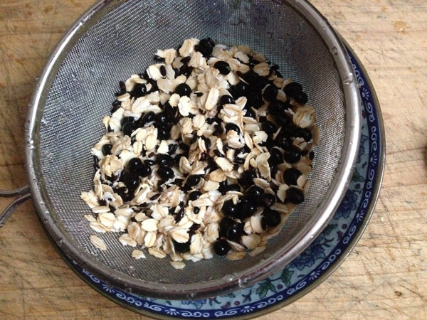 Steps for Making Walnut Mixed Grain Porridge