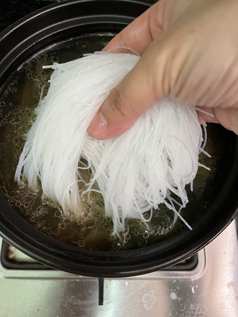 Steps for Making Shrimp and Vermicelli Clay Pot