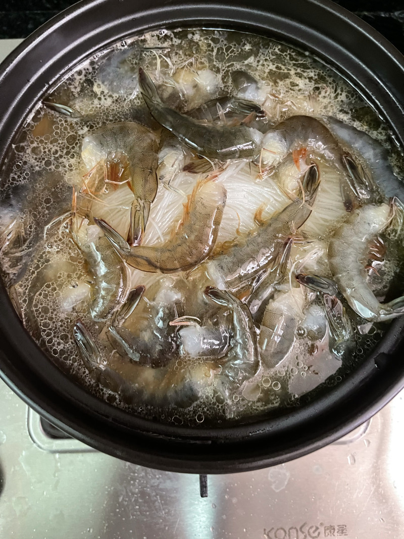 Steps for Making Shrimp and Vermicelli Clay Pot