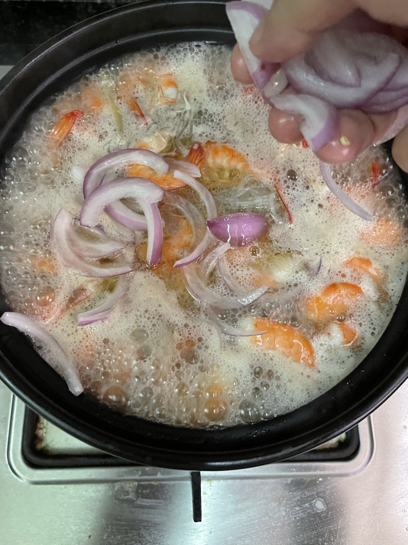 Steps for Making Shrimp and Vermicelli Clay Pot