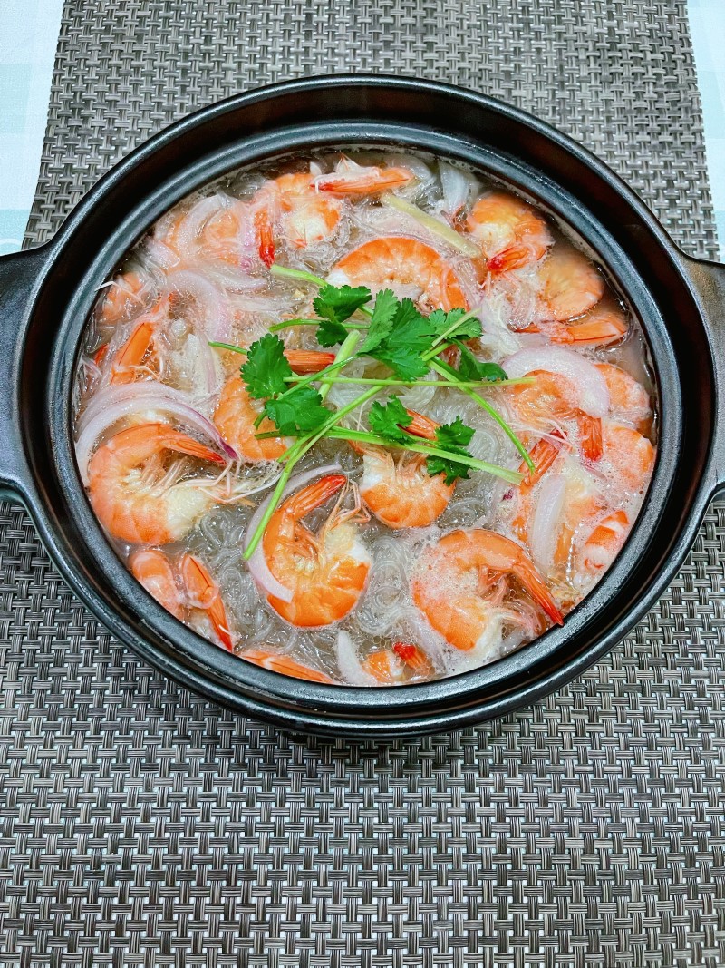 Steps for Making Shrimp and Vermicelli Clay Pot