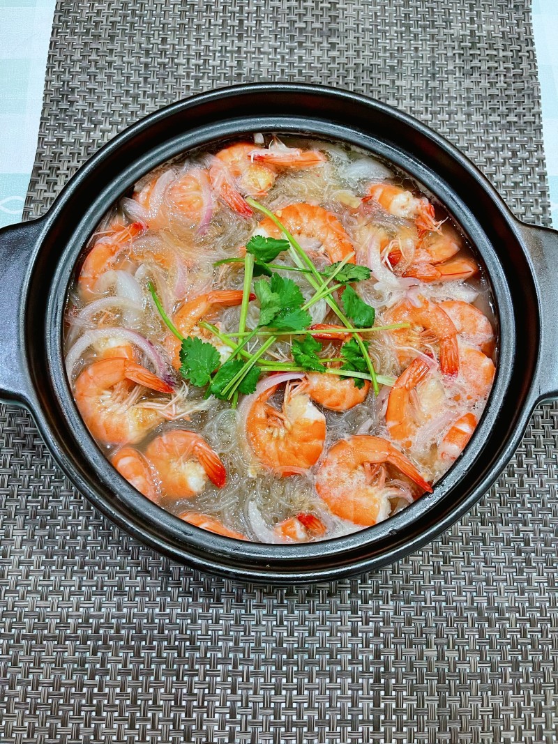 Steps for Making Shrimp and Vermicelli Clay Pot