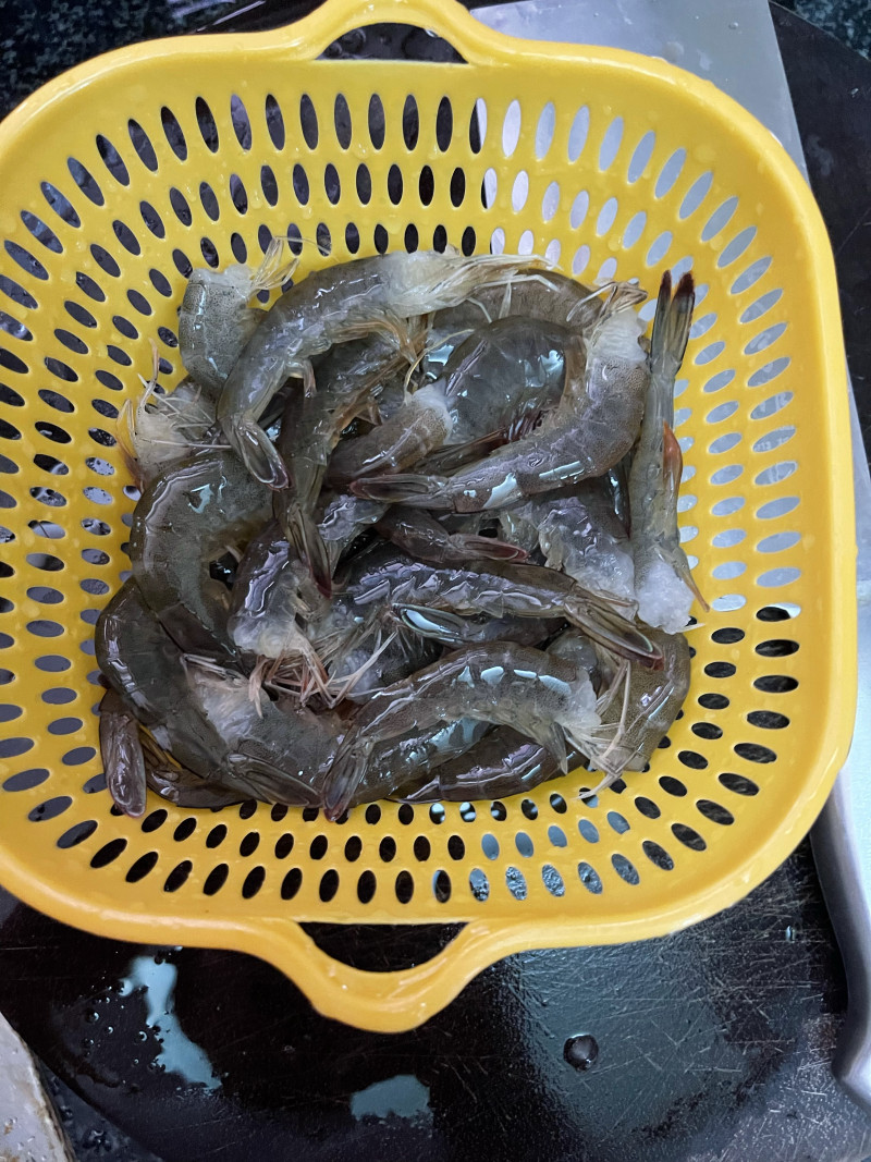 Steps for Making Shrimp and Vermicelli Clay Pot