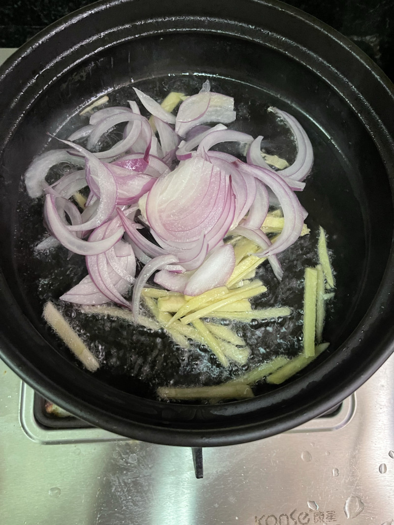 Steps for Making Shrimp and Vermicelli Clay Pot