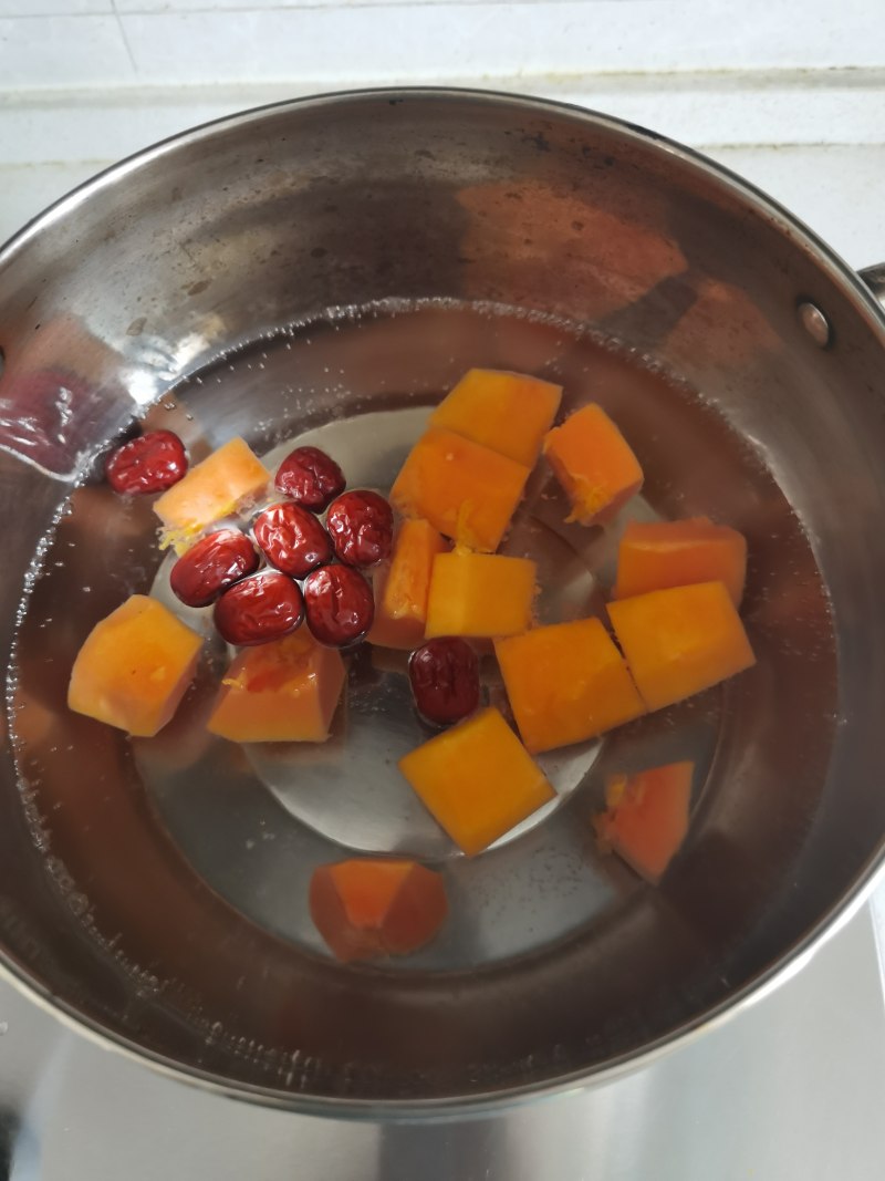 Steps for making Papaya Red Date Stewed Fresh Milk