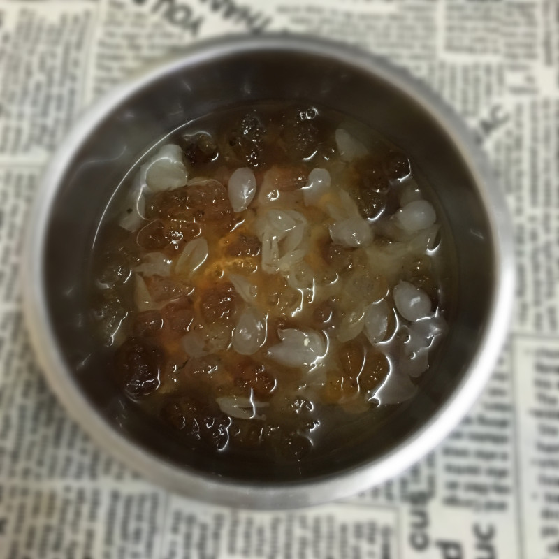 Steps for Cooking Peach Gum, Coix Seed, and Tremella Soup