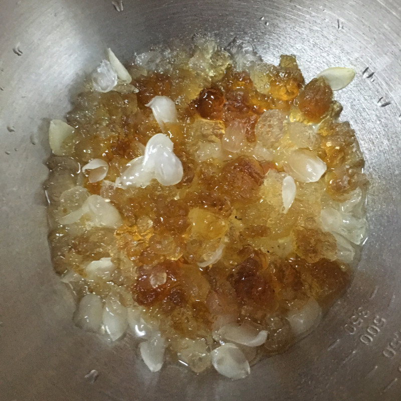 Steps for Cooking Peach Gum, Coix Seed, and Tremella Soup