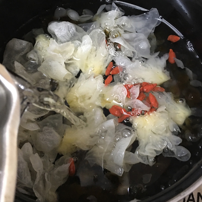 Steps for Cooking Peach Gum, Coix Seed, and Tremella Soup