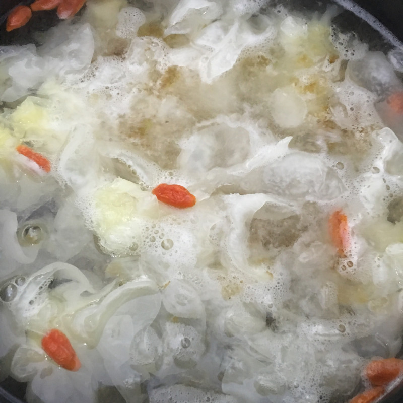 Steps for Cooking Peach Gum, Coix Seed, and Tremella Soup