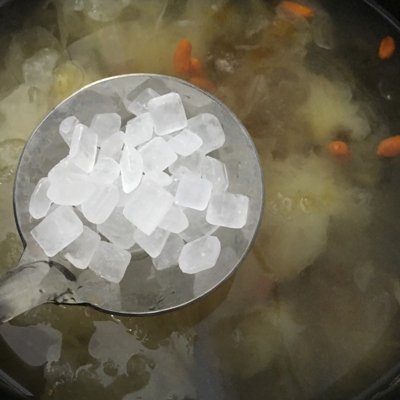 Steps for Cooking Peach Gum, Coix Seed, and Tremella Soup