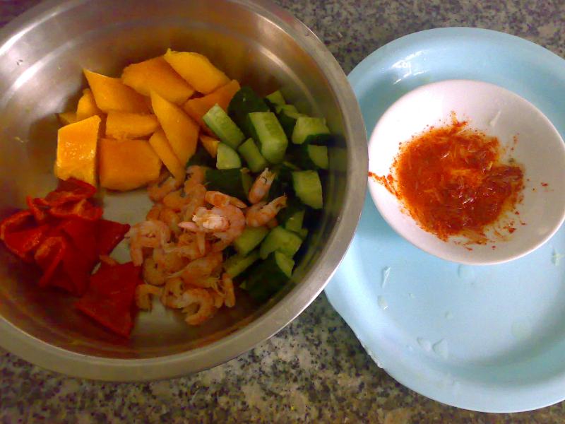 Steps for making Spicy Mango Shrimp Salad