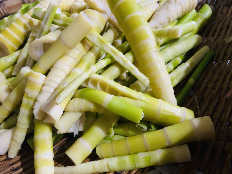 Steps for Cooking Sour and Spicy Bamboo Shoots