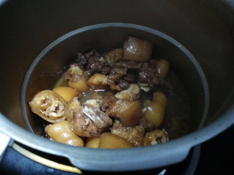 Steps for Making Beer Braised Pig's Trotters