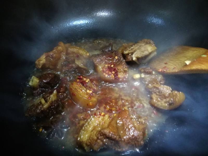 Steps for Making Beer Braised Pig's Trotters