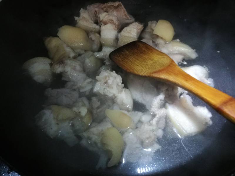 Steps for Making Beer Braised Pig's Trotters